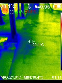 Imagem termográfica de piso e parede, com leitura de 20,1 °C no ponto central.