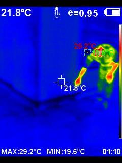 Imagem termográfica de canto de parede, com ponto quente marcando 29,2 °C.
