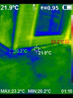 Imagem termográfica de parede e rodapé, com faixa fria de 20,2 °C na base.