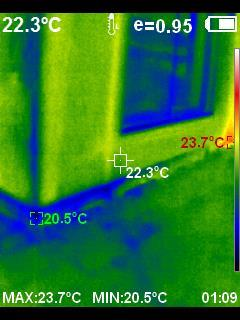 Imagem termográfica de canto com janela, com 20,5 °C na base da parede.